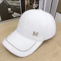 Berretto da baseball bianco in finta pelliccia con logo M dorato e strass - Adulto, Regolabile / Bianco