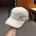 Berretto da baseball invernale in peluche bianco con ricamo M per donna - Adulto, Regolabile / Bianco Sporco