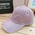 Dettaglio del cappellino rosa in maglia traforata con logo M dorato e traspirante - Regolabile / Rosa