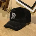 Dettaglio cappello baseball nero in pelliccia sintetica con lettera D in strass - Taglia Adulto (Regolabile) / Nero
