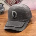 Dettaglio cappello in lana grigia con lettera D di strass e nastro motorsport - Taglia Adulto (Regolabile) / Grigio