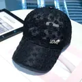 Elegante schwarze Spitzen-Baseballkappe mit Blumenmuster und funkelndem LOVE-Strassdetail - Schwarz Strass LOVE Logo