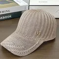 Berretto da baseball in maglia kaki chiaro con rete traforata e logo M in metallo dorato - Regolabile / Cachi