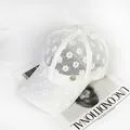 Elegante weiße Spitzen-Baseballkappe mit diamantbesetztem Metalllogo und Blumenmuster - Weiß Strass M Rundlogo