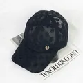 Damen Baseballkappe aus schwarzer Spitze mit Blumenmuster und metallischem M-Logo - Schwarz Strass M Rundlogo