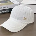 Berretto da baseball in maglia bianca con logo M dorato e visiera consumata - Regolabile / Bianco