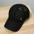Eleganter schwarzer Spitzen-Baseballcap mit Blumenmuster und goldenem M-Metall-Logo - Schwarz M Rundlogo