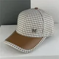 Hahnentritt-Baseballkappe mit braunem Leder-Schirm und metallischem M-Logo - Erwachsenengröße (Verstellbar) / Beige