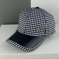 Hahnentritt-Baseballkappe mit schwarzem Lederschirm und goldenem M-Metall-Emblem - Erwachsenengröße (Verstellbar) / Schwarz