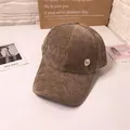 Cappellino in velluto a coste marrone scuro con logo M dorato e trama autunnale - Regolabile / caffè