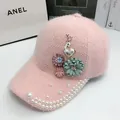 Vue détaillée de la casquette rose en peluche avec breloque cerf blanc et perles brodées - Réglable / Rose