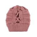 Altrosa Strickmütze für Pferdeschwanz mit Kreuzöffnung und grober Rippenstrickstruktur - Schlichter Stil / Fleischrosa