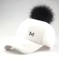 Detailansicht der Winter-Basecap mit weißer Plüschtextur und schwarzem Bommel-Detail - Erwachsene / Weißer Hut mit schwarzem Bommel