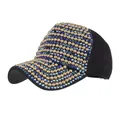 Dettaglio cappello baseball nero con rivetti dorati e strass colorati sfumati - M (56-58cm) / Strass Blu Nero + Perla Dorata