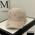Detalle de gorra de vellón rosa con pedrería brillante para otoño e invierno - M / Rosa