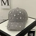 Detalle de gorra de béisbol de felpa gris con brillantes diamantes de imitación - M / Gris