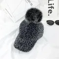 Elegante berretto da baseball grigio leopardato con grande pompon in pelliccia sintetica - Taglia Adulto (56-58cm) / Grigio Con Pom Pon Grigio