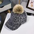 Berretto da baseball leopardato grigio da donna con pompon soffice per l'inverno - Taglia Adulto (56-58cm) / Grigio
