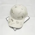 Dettaglio del cappello beige con ricami a cuore e scritte LOVE in filo dorato elegante - Taglia Adulto (Regolabile) / Beige