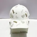 Dettaglio del ricamo a cuore dorato e della scritta LOVE sul berretto di cotone bianco - Taglia Adulto (Regolabile) / Bianco