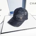 Vue détaillée d'une casquette en tweed noir avec coutures argentées et logo doré - Taille Adulte (Réglable) / Noir