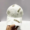 Gorra de béisbol blanca con bordado de estrellas doradas y letras elegantes para uso diario - Talla Adulto (Ajustable) / Blanco