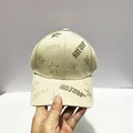 Gorra de béisbol beige con bordado de estrellas doradas y texto star en relieve - Talla Adulto (Ajustable) / Beige