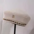 Elegante beige Barette mit goldenem B-Logo und schwarz-goldener Lederkettenverzierung - M(56-58cm) / Beige (Frühjahr/Herbst Dünn)