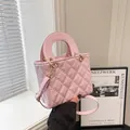 Mini borsa a tracolla rosa trapuntata con dettagli dorati e manico superiore - Con Ciondolo / Rosa