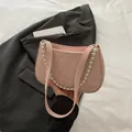 Roze gewatteerde baguette tas met strikborduurwerk en een parel-metalen ketting - Roze