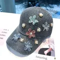 Gorra de punto gris con flores de malla 3D y elegantes adornos de perlas finas - Talla Adulto (Ajustable) / Gris