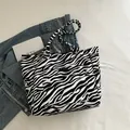 Minimalistische schwarz-weiße Zebra-Print Segeltuch-Einkaufstasche mit Vordertasche - Zebramuster (Schwarz)