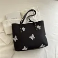 Borsa tote nera con ricami a farfalla colorati e perlacei e finitura strutturata - Senza Ciondolo / Nero