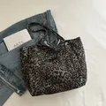 Dunkelgraue Tragetasche mit Leopardenmuster, Vordertasche und Schultergurten - Leopardenmuster (Kaffee)