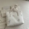 Borsa tote bianca con motivo a rombi 3D e ricami colorati a forma di farfalla - Senza Ciondolo / Bianco