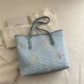 Borsa tote celeste con ricamo a farfalla e trama trapuntata per donna - Senza Ciondolo / Blu