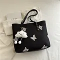Borsa tote nera con ricamo a farfalla colorata e ciondolo a nuvola di peluche - Con Ciondolo / Nero