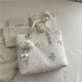 Borsa tote bianca trapuntata con ricamo a farfalla e ciondolo a nuvola in peluche - Con Ciondolo / Bianco