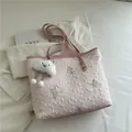 Borsa tote trapuntata rosa con ricamo a farfalla e ciondolo a forma di nuvola - Con Ciondolo / Rosa