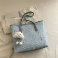 Borsa tote trapuntata celeste con ricami a farfalla colorati e ciondolo in peluche - Con Ciondolo / Blu
