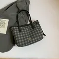 Graue Tragetasche mit Gingham-Karo, schwarzen Riemen und goldener Markenschrift - Schwarz