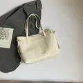 Schicke beige karierte Tragetasche mit Griffen, ideal für Pendler und tägliche Mode - Weiß