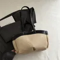 Bolso tote de ante beige minimalista con asas de cuero negro y costuras en contraste - Caqui
