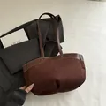 Bolso tote de ante marrón oscuro con costuras en contraste y doble asa - Marrón