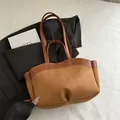 Bolso tote de ante marrón con asas de cuero y costuras blancas decorativas de diseño - Marrón