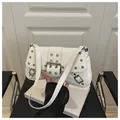 Sac sous l'aisselle blanc style punk avec rivets argentés et cuir synthétique poli - Blanc