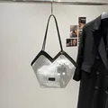 Borsa tote in velluto a coste bianco con finiture nere e ciondolo a nuvola per il pendolarismo - Con Ciondolo / Bianco