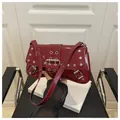 Sac sous le bras en cuir verni rouge avec clous argentés et boucle en métal - Rouge