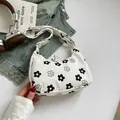 Borsa hobo in velluto a coste bianco con stampe floreali nere e tracolla larga - Stile Fiore