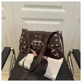 Sac sous le bras en cuir verni marron foncé avec rivets argentés et style rétro Y2K - Marron